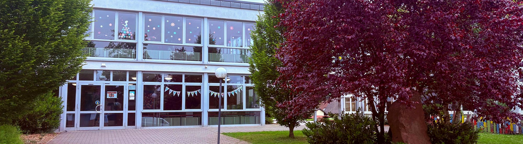 Grundschule Hainstadt von außen Slide background