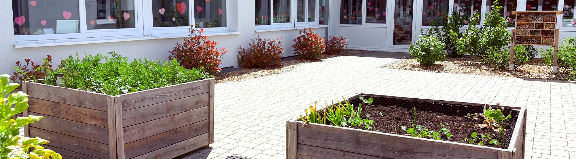 Innenhof der Grundschule Hainstadt Slide background